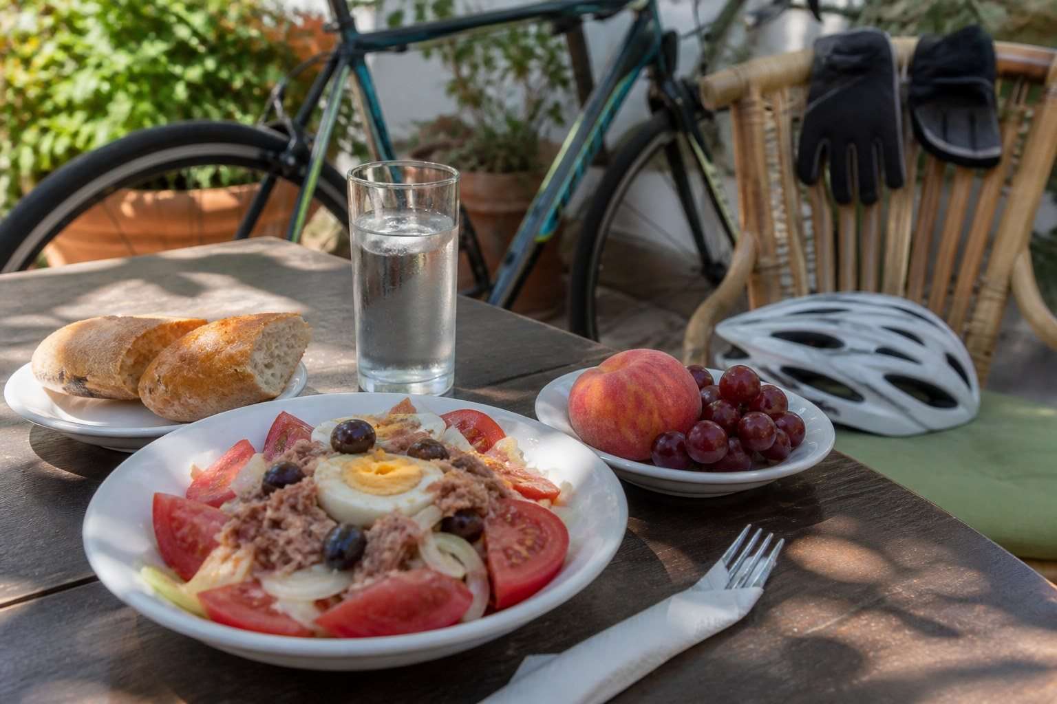 Almuerzo murciano con ensalada, pan, fruta y agua tras montar en bicicleta